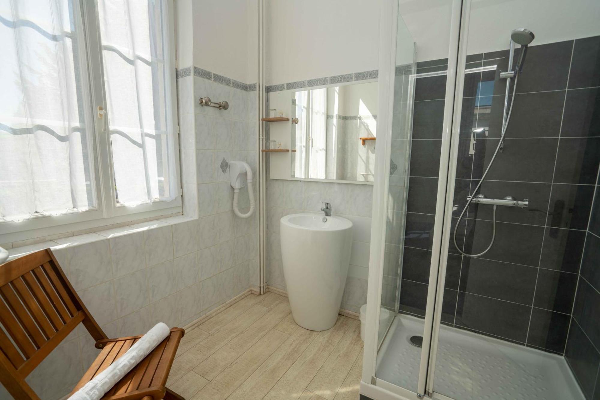 Hotel Le Square Сен-П'єрр-д'Олерон Екстер'єр фото